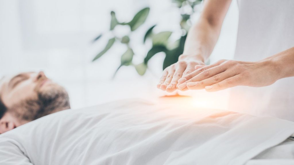 mężczyzna na praktyce reiki, czyli holistyczną metodę uzdrawiania, która wykorzystuje uniwersalną energię życiową do wspierania zdrowia fizycznego, emocjonalnego i duchowego