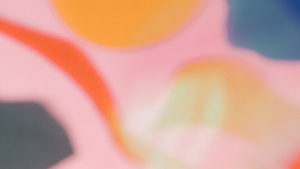 Abstrakcyjna, kolorowa grafika przedstawiająca mieszankę ciepłych i chłodnych barw w rozmytych kształtach.