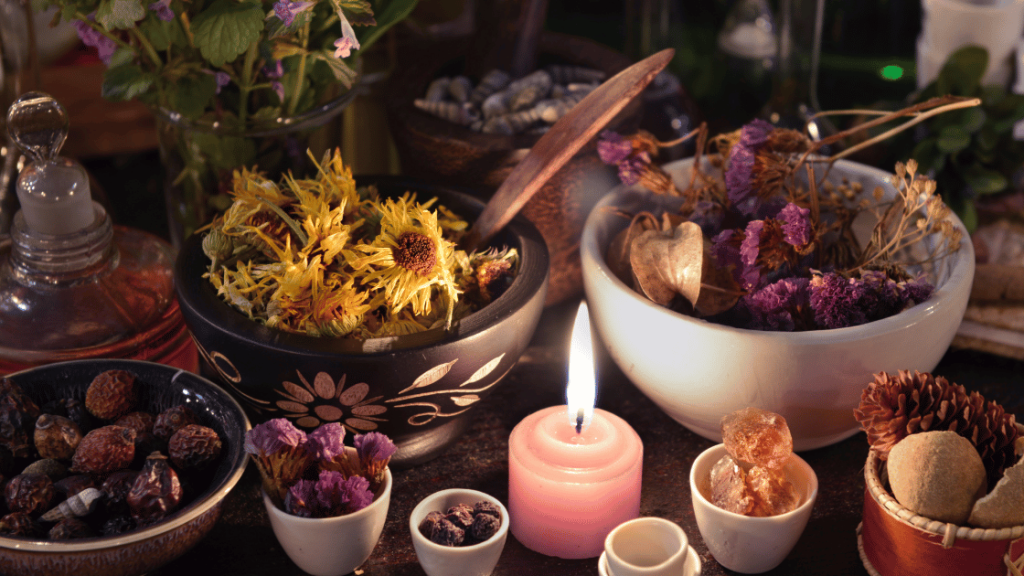 Kadzidła, zioła i świece na ołtarzu wiccańskim przygotowane do rytuału uzdrawiania.