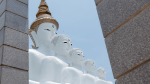 Bogato rzeźbione koło Samsary przedstawiające cykl życia i śmierci, otoczone postaciami buddyjskimi, w buddyjskiej świątyni w Chinach.