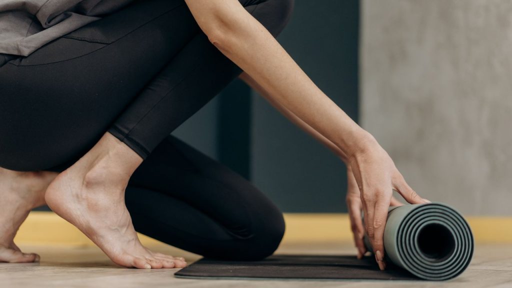 praktyka jogi kundalini i medytacji na macie w studio jogi