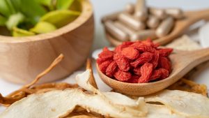 Chińskie jagody goji, które zaraz będą dodawane do chińskiego śniadania congee