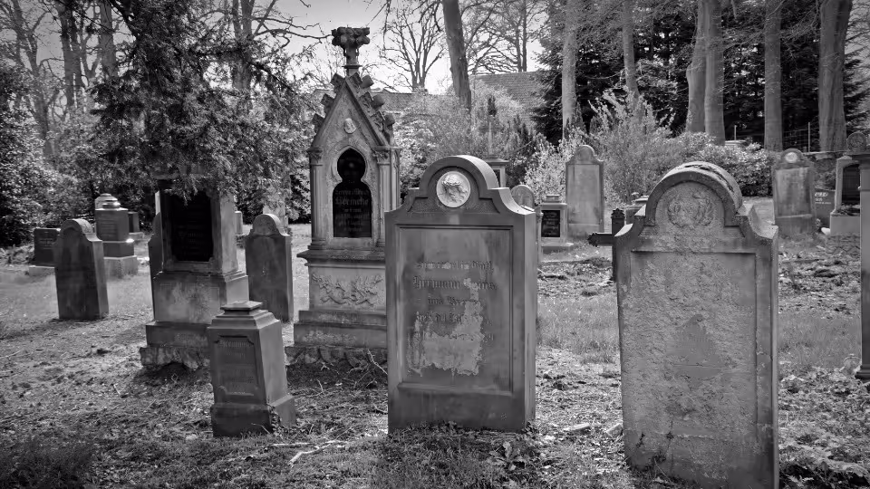 Zabytkowe nagrobki na cmentarzu w Tana Toraja, gdzie odbywa się rytuał manene, symbolizujący więź z przodkami.