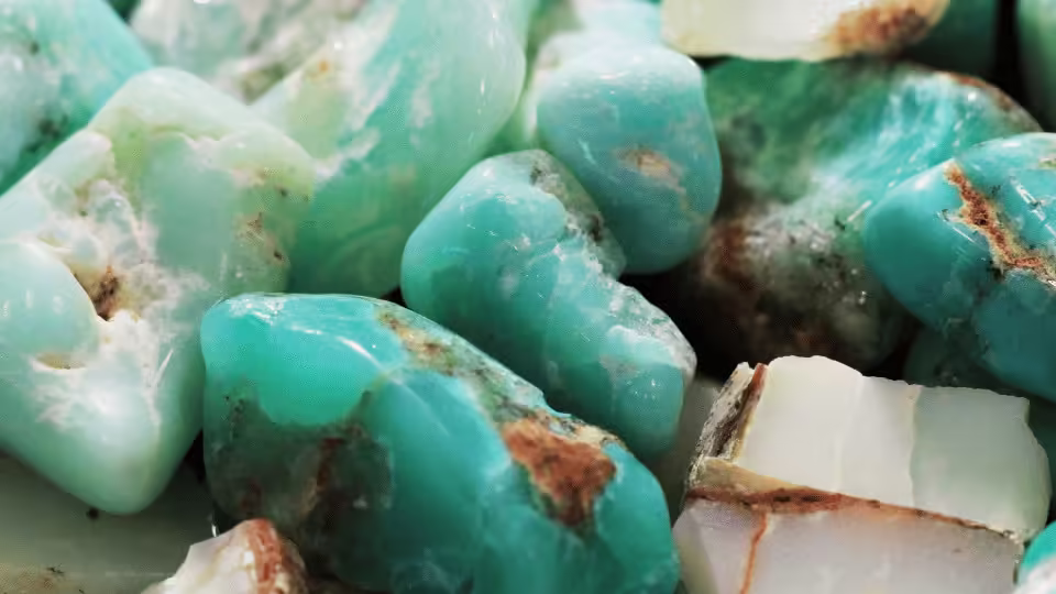 Chryzopraz w rękach - zielony kamień półszlachetny, znany z właściwości leczniczych i energetycznych, często używany w medytacji i rytuałach uzdrawiania.