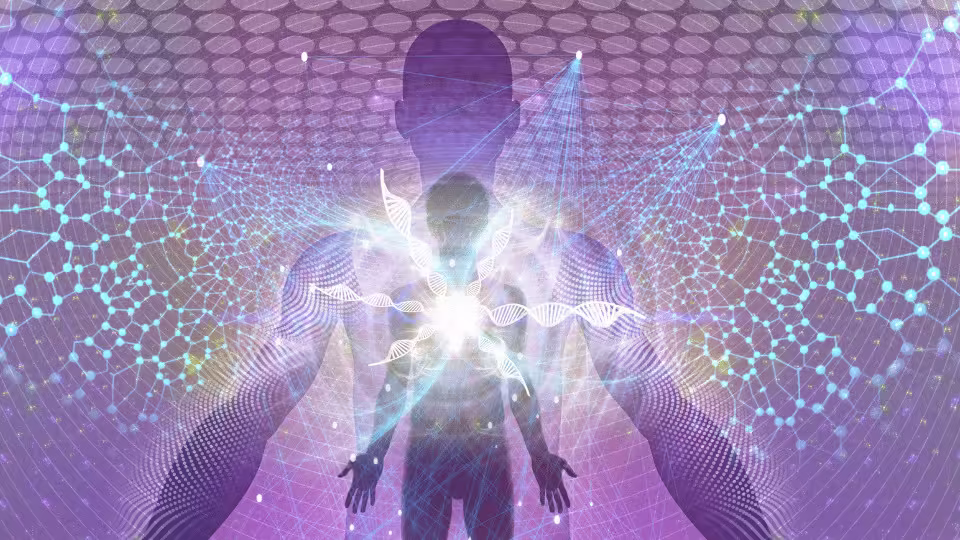 Postać ludzka otoczona geometrycznymi wzorami, promieniującymi światłem w różnych kolorach, co symbolizuje aurę energetyczną człowieka oraz połączenie ciała z energią wszechświata.