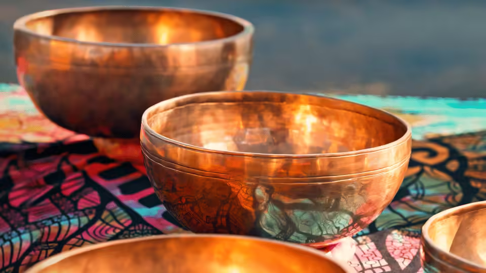 Tradycyjne misy dźwiękowe stosowane w rytuałach oczyszczających, tworzące wibracje wspomagające harmonię i relaks.