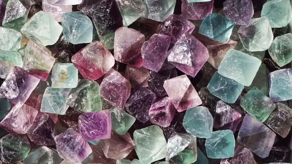 Kolorowe kryształy fluorytu w odcieniach zieleni, fioletu i różu, symbolizujące klarowność umysłu i harmonię.