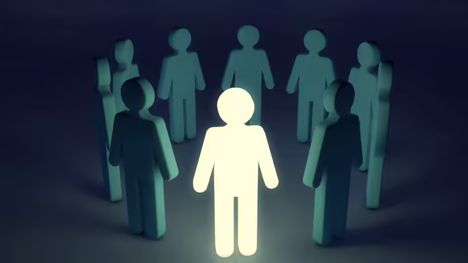 Sylwetka osoby wyróżniającej się na tle innych, symbolizująca lidera i niezależność numerologicznej jedynki.