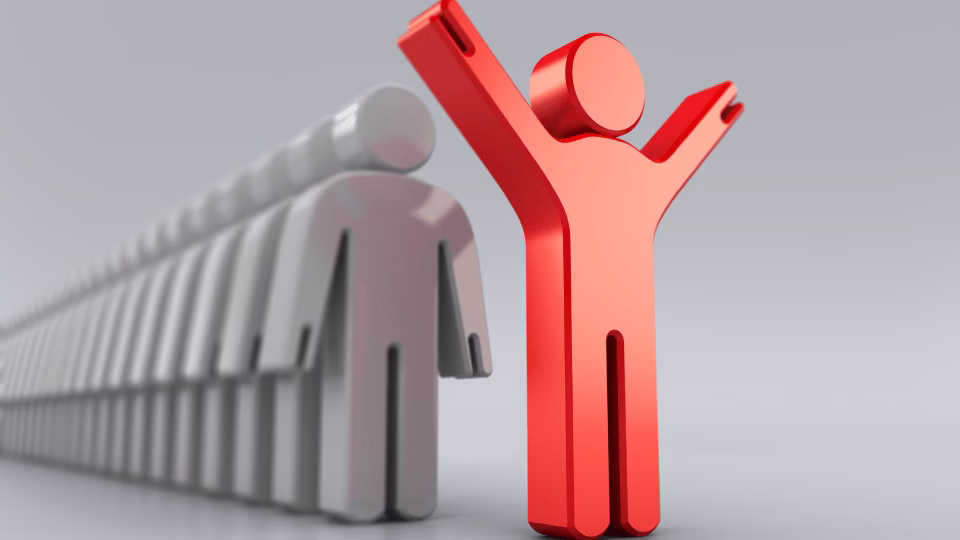 Symboliczne przedstawienie lidera wyróżniającego się z tłumu, idealne dla opisania charakteru numerologicznej dziesiątki.