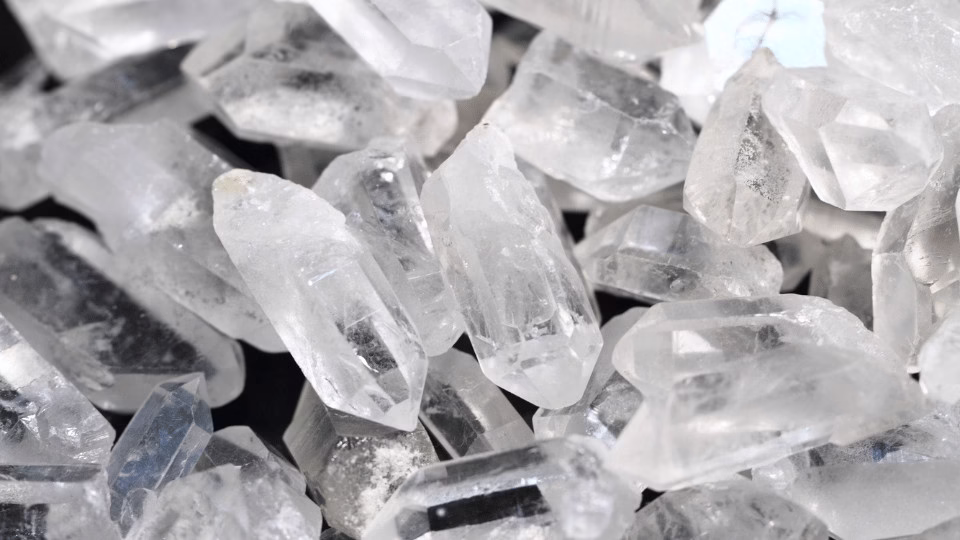 Naturalne kryształy górskie w zbliżeniu – przezroczyste, błyszczące minerały symbolizujące czystość, harmonię i siłę natury.