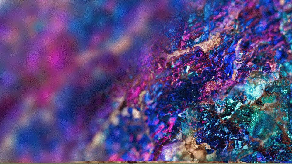 Chalkopiryt zbliżenie – kolorowy minerał o złocisto-fioletowych i niebieskich refleksach