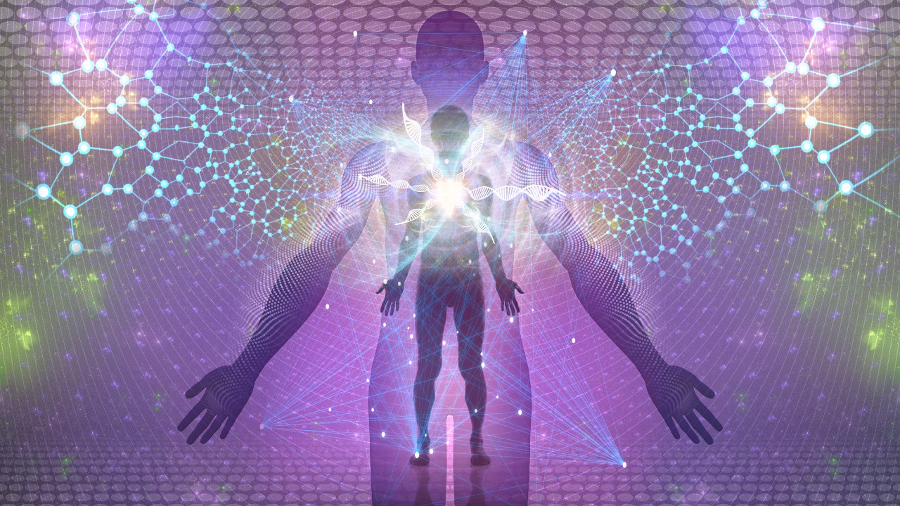 Sylwetka człowieka otoczona siecią świetlnych połączeń i geometrycznych wzorów przypominających struktury molekularne. Z wnętrza postaci emanuje światło i energia, a w tle dominują fioletowe i niebieskie odcienie, tworząc efekt duchowego lub energetycznego przebudzenia.
